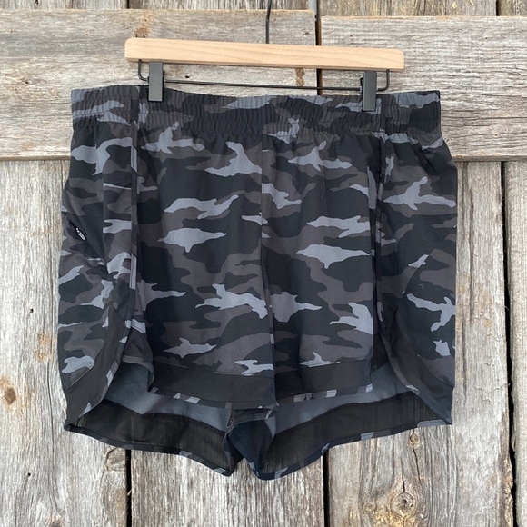 Athleta Printed Mesh Racer Run Short 4" Black Camo Size 1X - Picture 1 of 9
